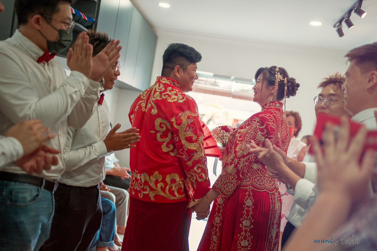 Chang Hong & Siew Nee wedding dinner celebration photo, guided portrait sequence frame 14, by Famous Bridal Kuantan