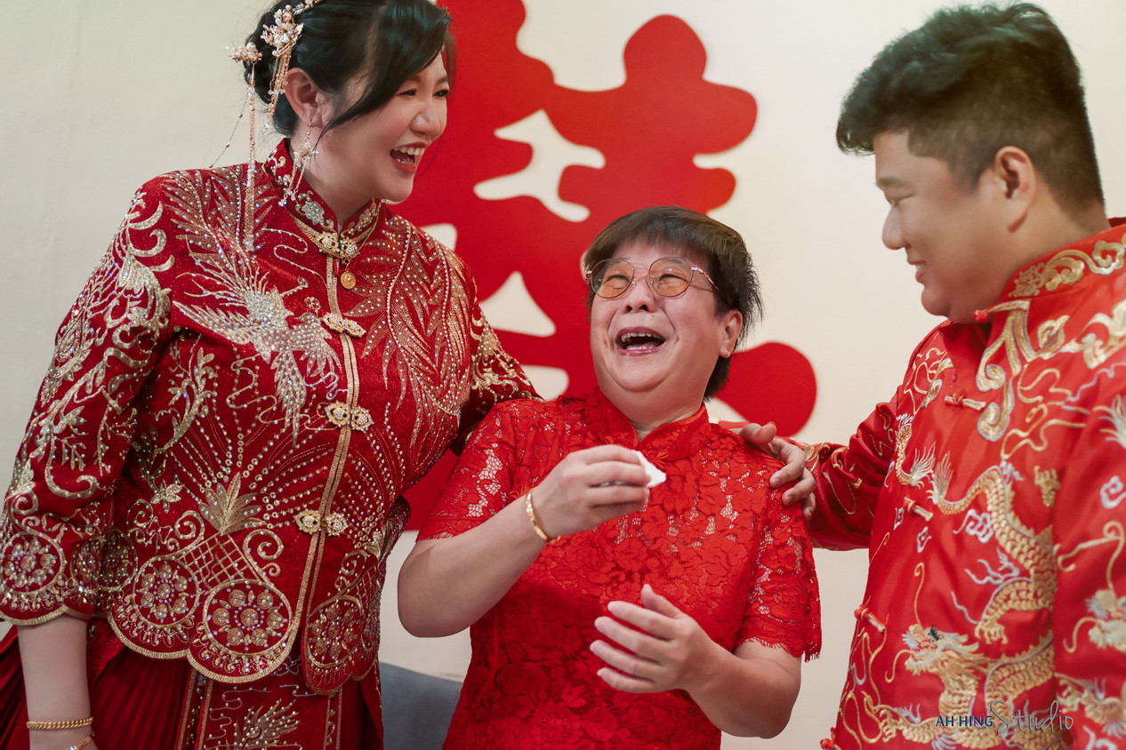 Chang Hong & Siew Nee family blessing wedding portrait, guided portrait sequence frame 06, by Famous Bridal Kuantan