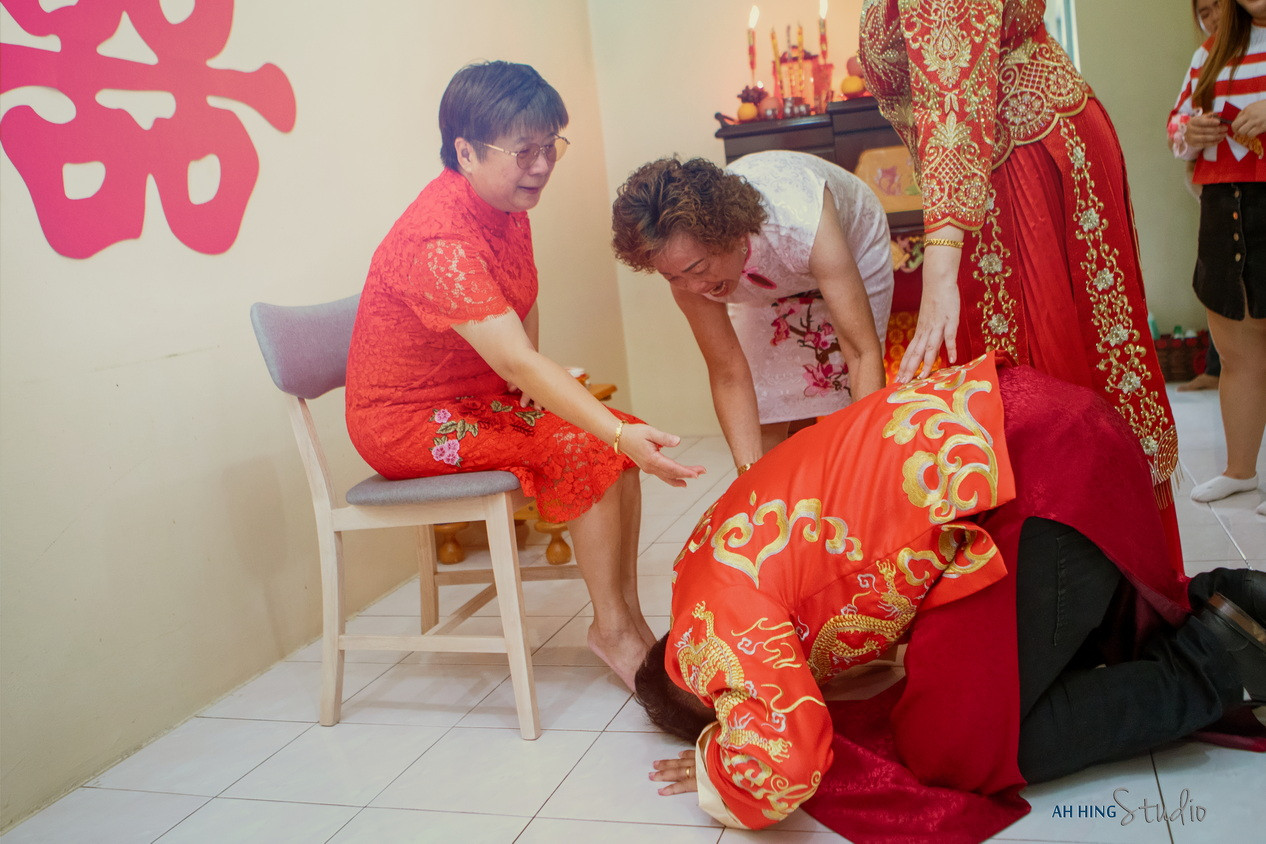 Chang Hong & Siew Nee guest candid wedding photo, quiet in-between moment frame 18, by Famous Bridal Kuantan