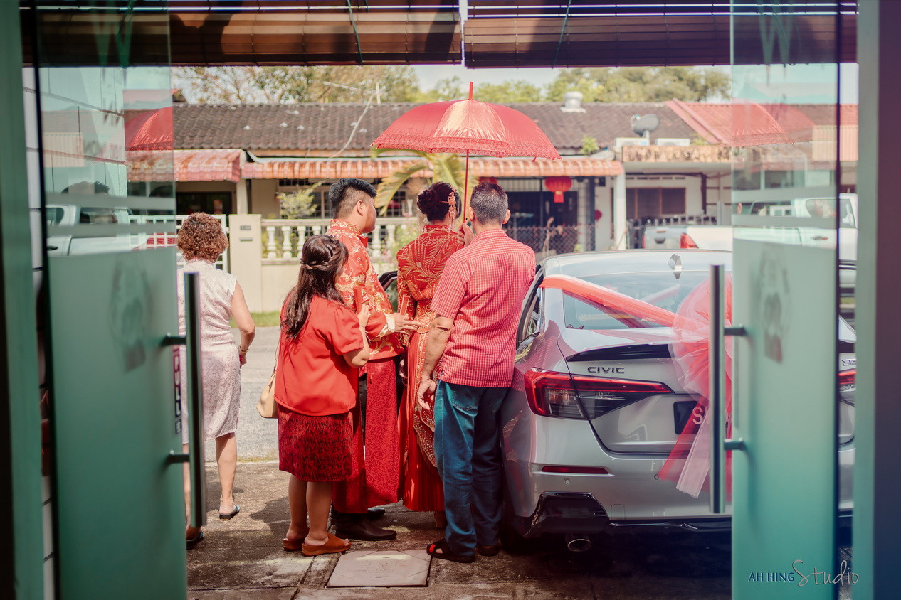 Chang Hong & Siew Nee natural bride and groom portrait, quiet in-between moment frame 02, by Famous Bridal Kuantan