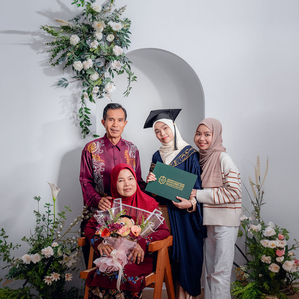 Graduate family studio portrait in Kuantan