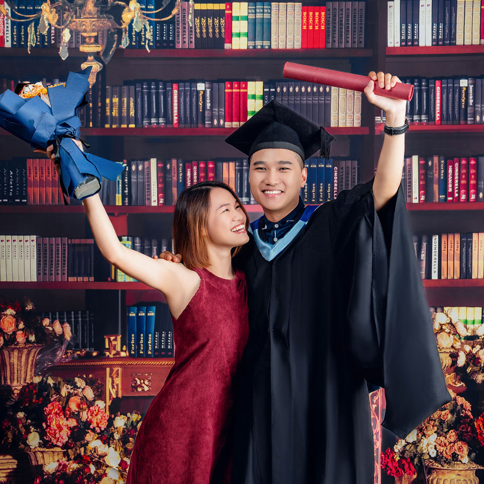 Graduate celebration portrait with family in studio