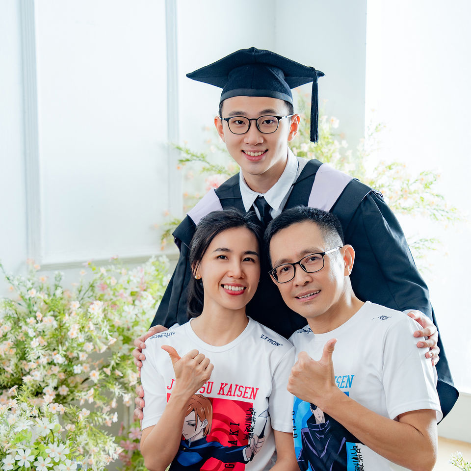 Graduate family portrait with parent in bright studio