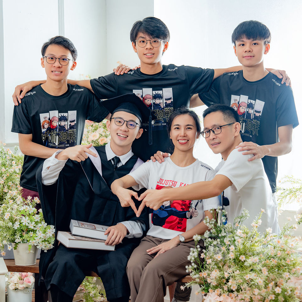 Graduate group portrait with friends and family