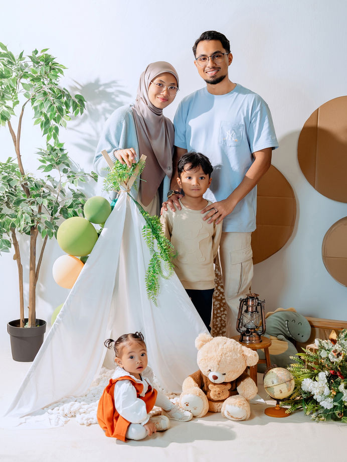 One-year baby birthday family portrait in Kuantan studio
