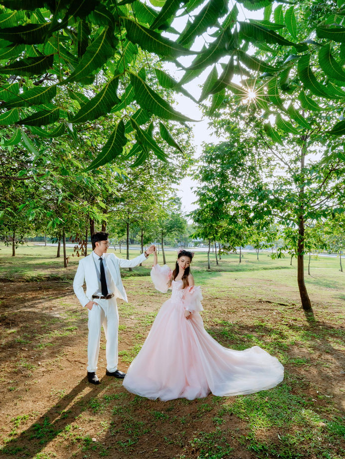 Garden outdoor pre-wedding photo in Kuantan by Famous Bridal