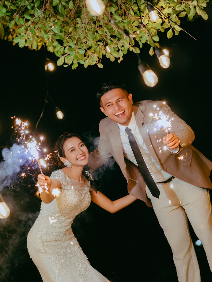 Outdoor pre-wedding couple posing with natural light in Kuantan